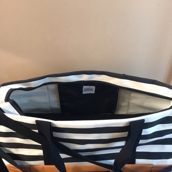 DSW Striped Duffle Bag with zippered compartments - BRAND NEW - Smoke & Pet Free - Picture 7 of 8